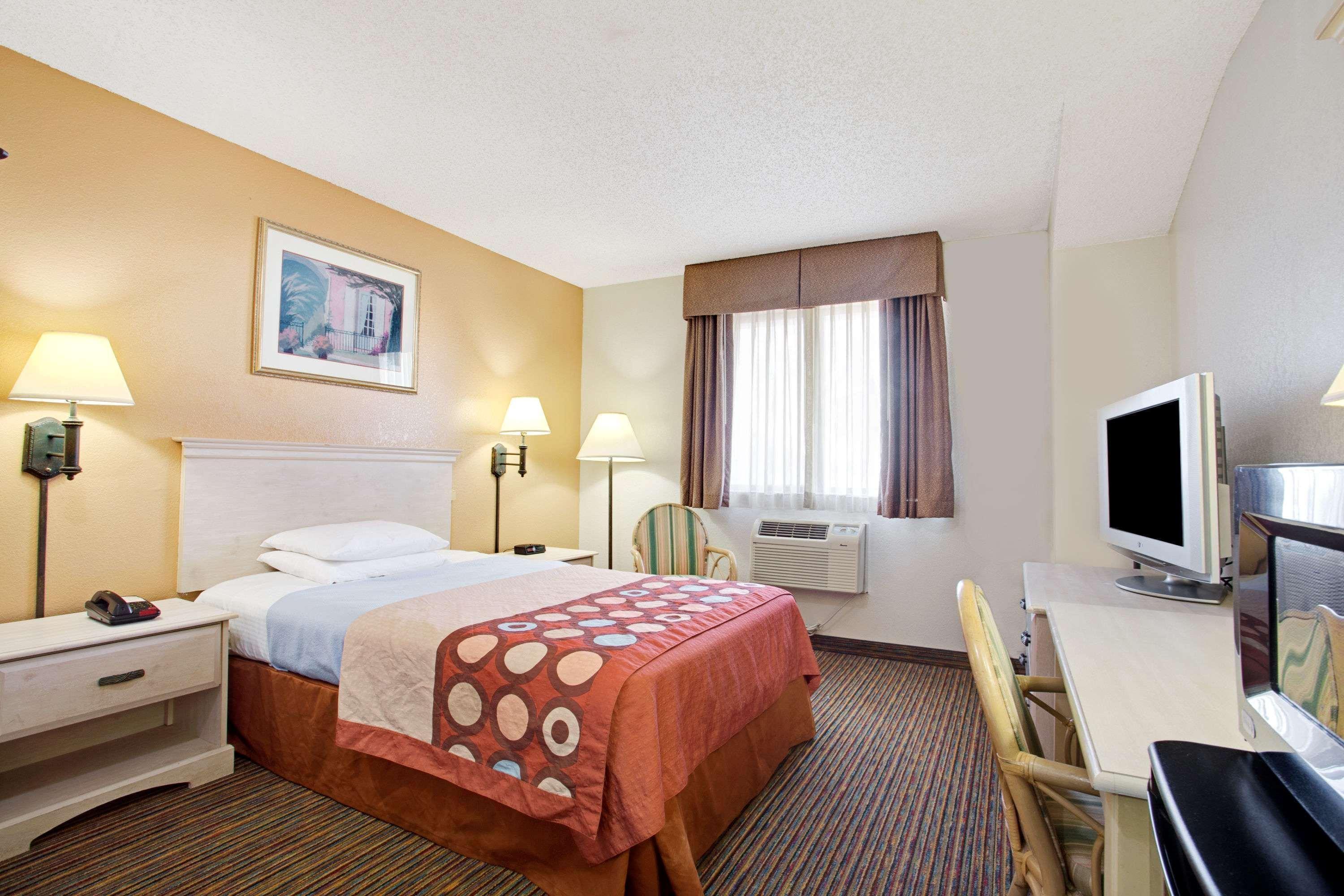 Super 8 By Wyndham Clearwater/St. Petersburg Airport Hotel Bagian luar foto