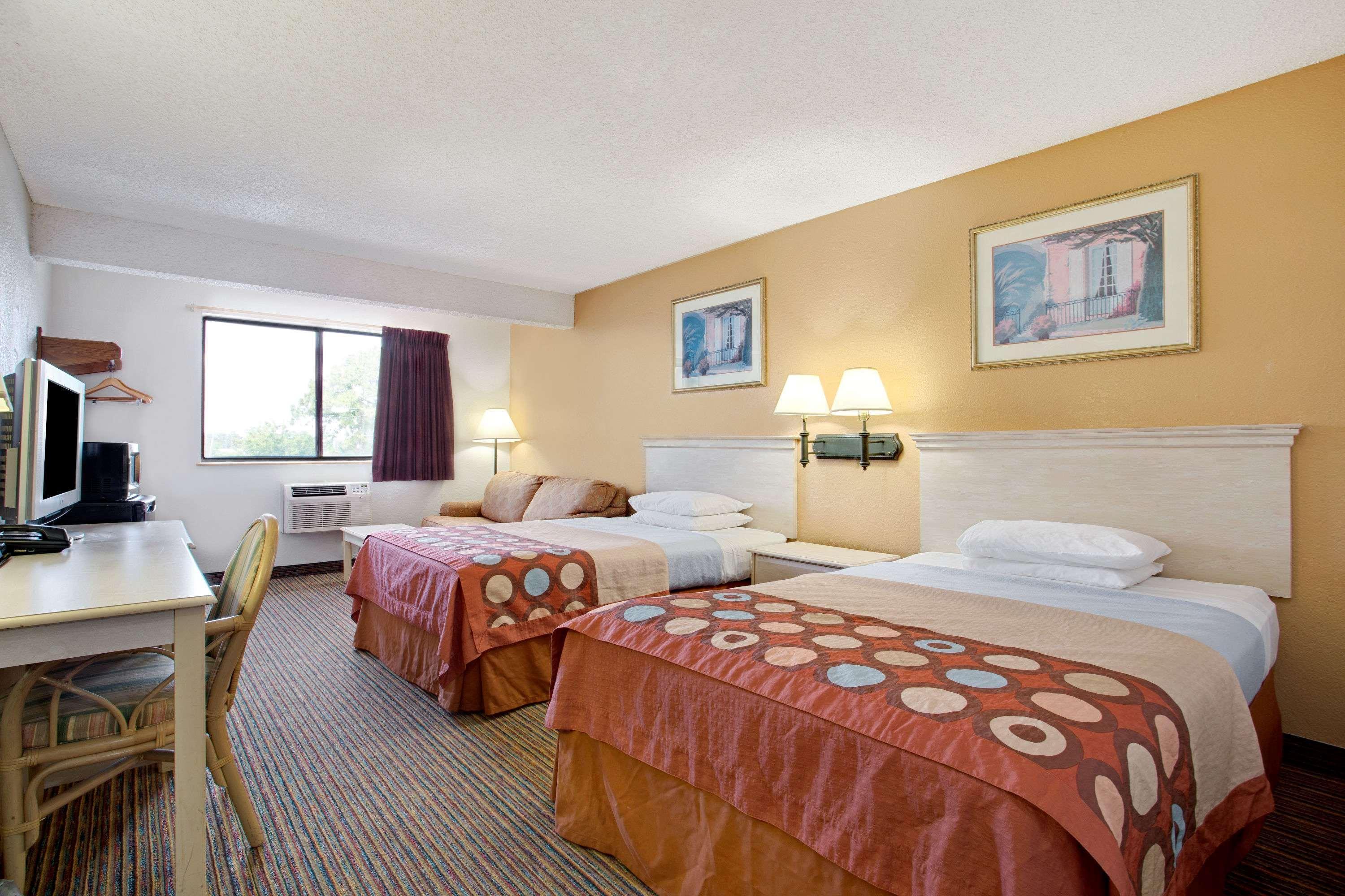 Super 8 By Wyndham Clearwater/St. Petersburg Airport Hotel Bagian luar foto